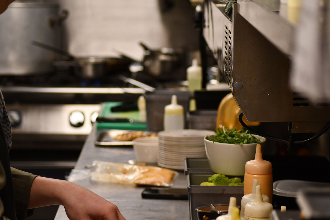 Les Deux Ponts aan het werk in de keuken Zelfstandig werkend kok voor de koude kant (20+)