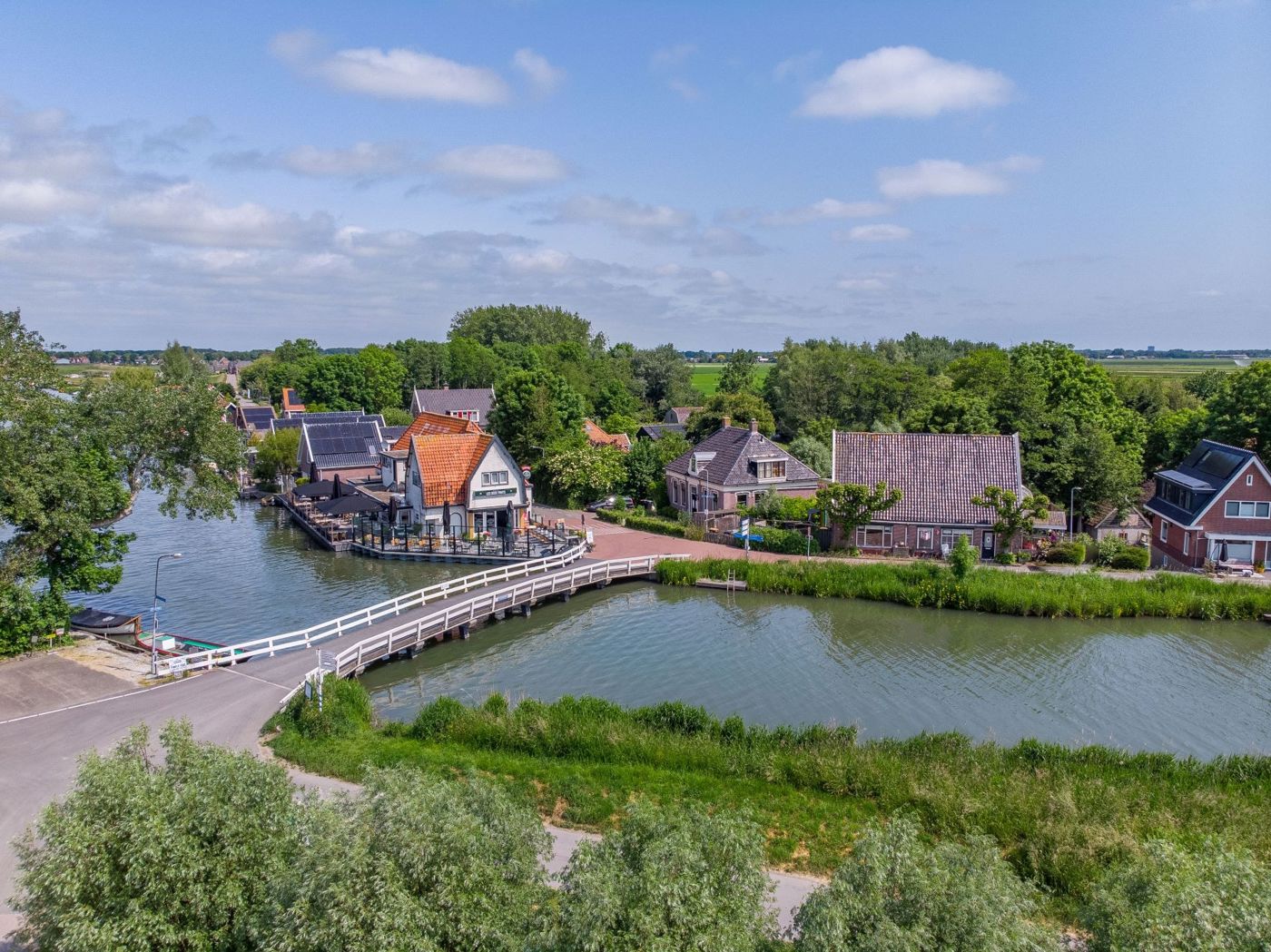 Restaurant Les Deux Ponts aan het water van bovenaf gezien
