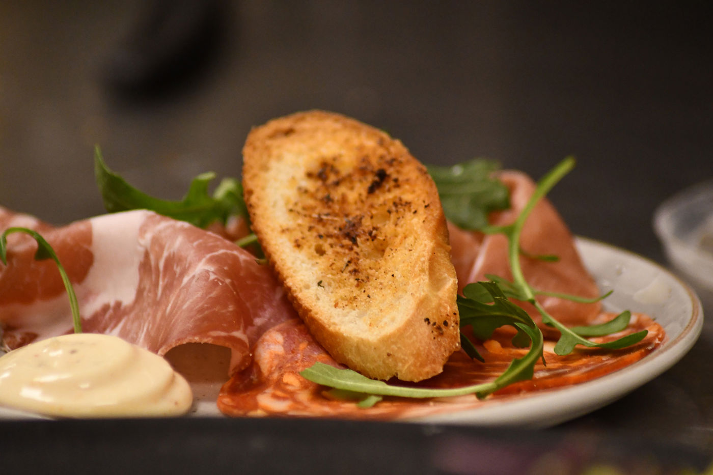 Les Deux Ponts gerecht met geroosterd brood en gedroogde ham