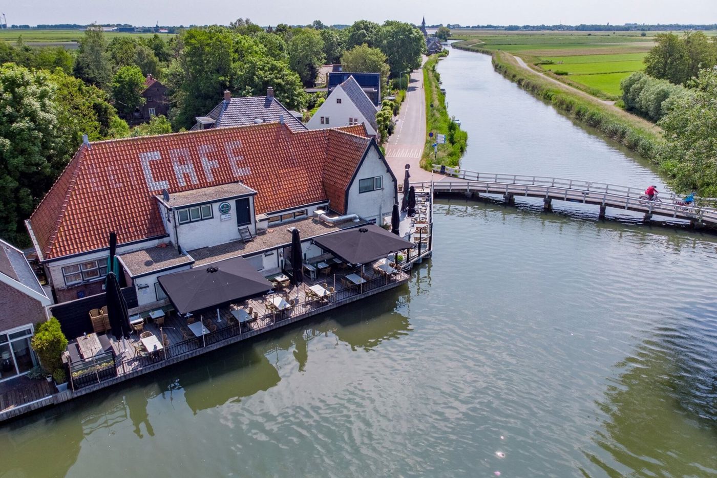 Bovenaanzicht restaurant Les Deux Ponts met uitzicht op water en wandel- en fietsroutes