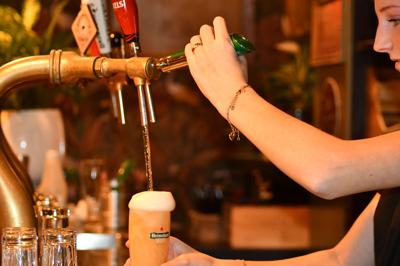 Les Deux Ponts bier tappen door barvrouw Les Deux Ponts bier tappen door barvrouw