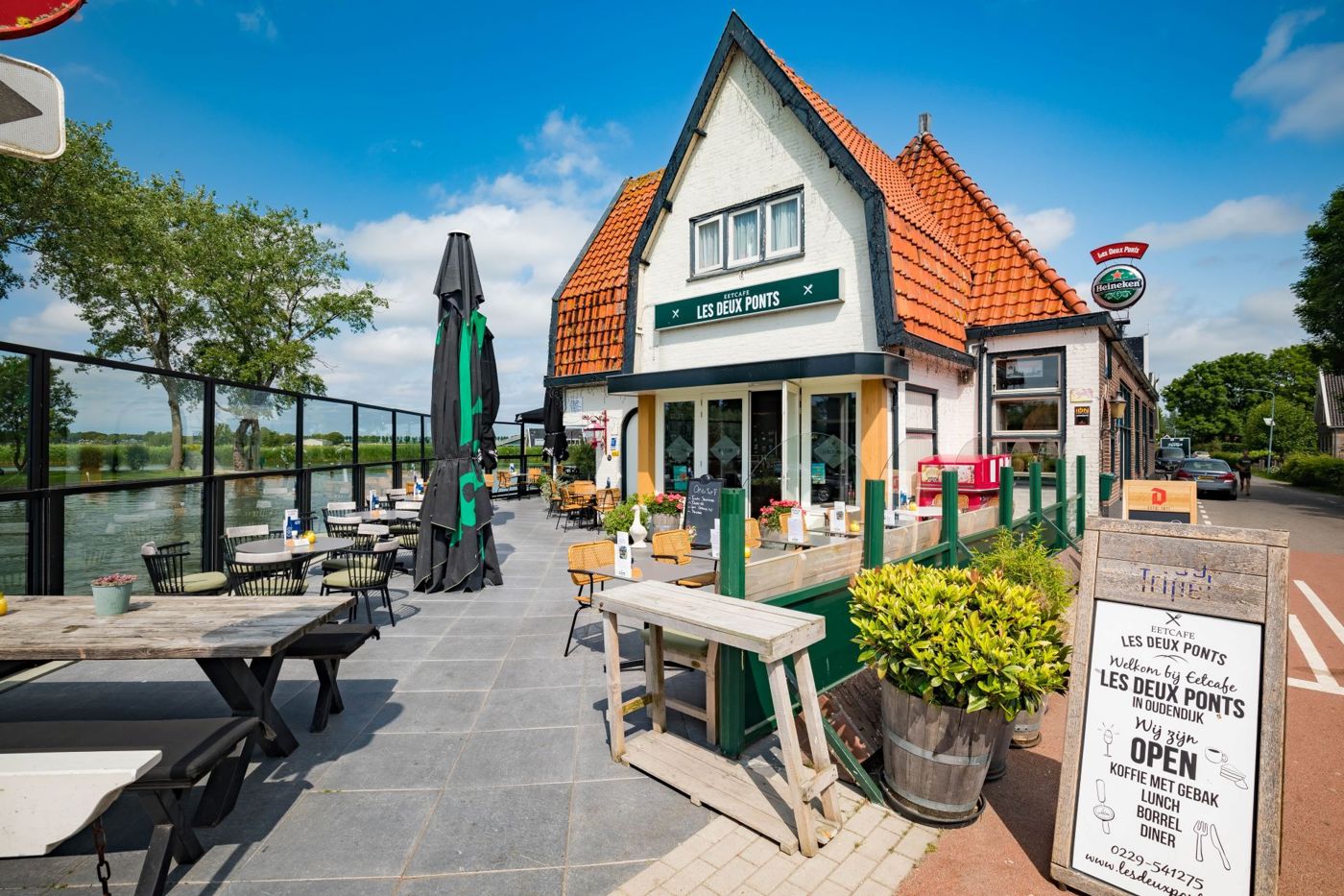 Restaurant Les Deux Ponts vanaf het terras aan het water met menukaart