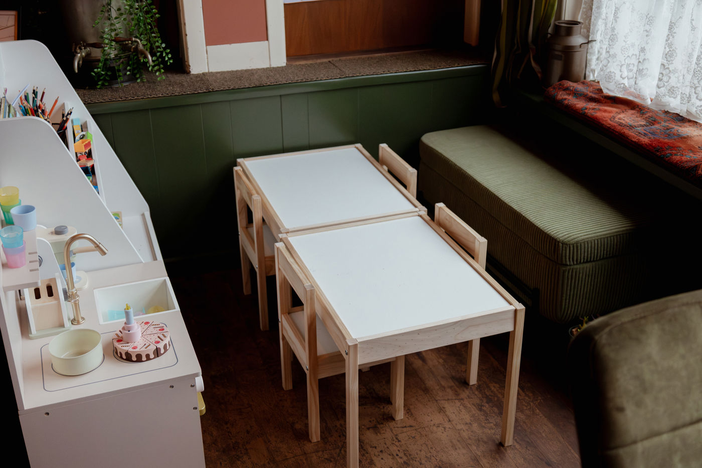Restaurant interieur Les Deux Ponts kinderhoek met tafeltjes en stoeltjes en speelkeuken Restaurant interieur Les Deux Ponts kinderhoek met tafeltjes en stoeltjes en speelkeuken