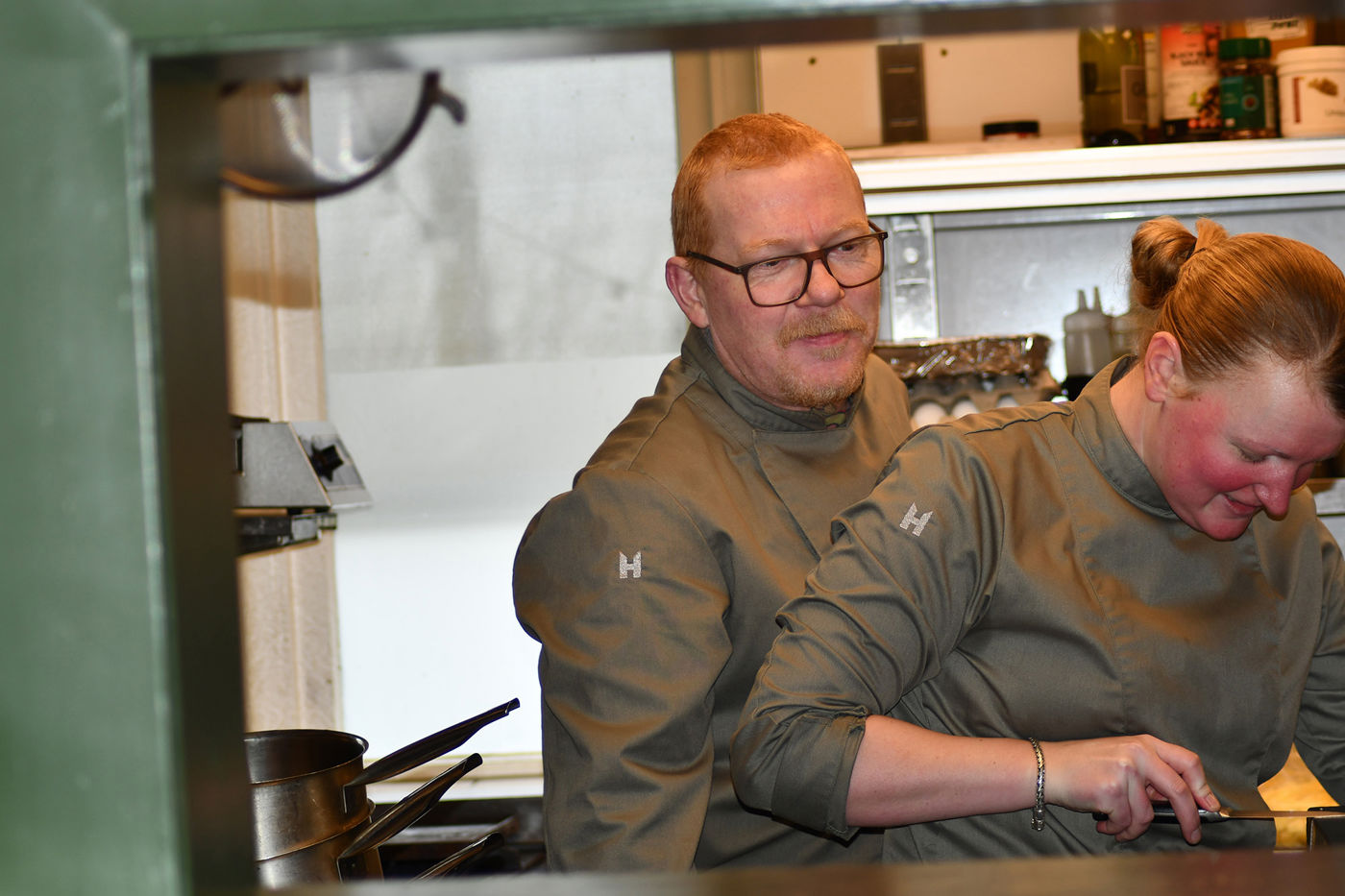 Les Deux Ponts doorkijk naar de keuken, koks aan het werk Zelfstandig werkend kok/sous-chef