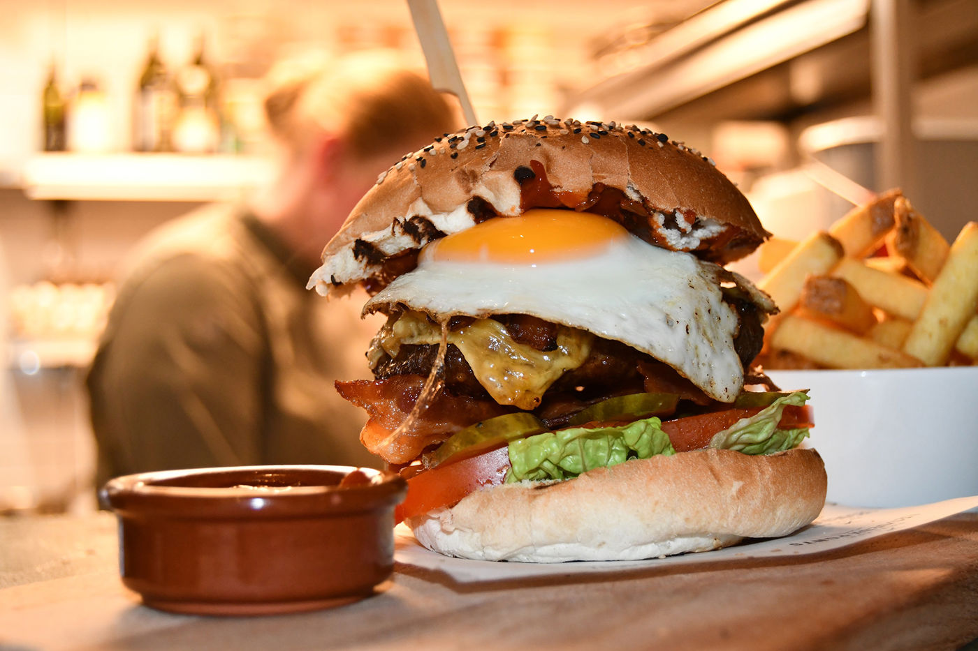 Les Deux Ponts keuken hamburger met ei en patat in doorgeefluik Les Deux Ponts keuken hamburger met ei en patat in doorgeefluik