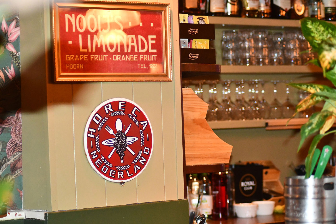 Les Deux Ponts decoratie naast de bar