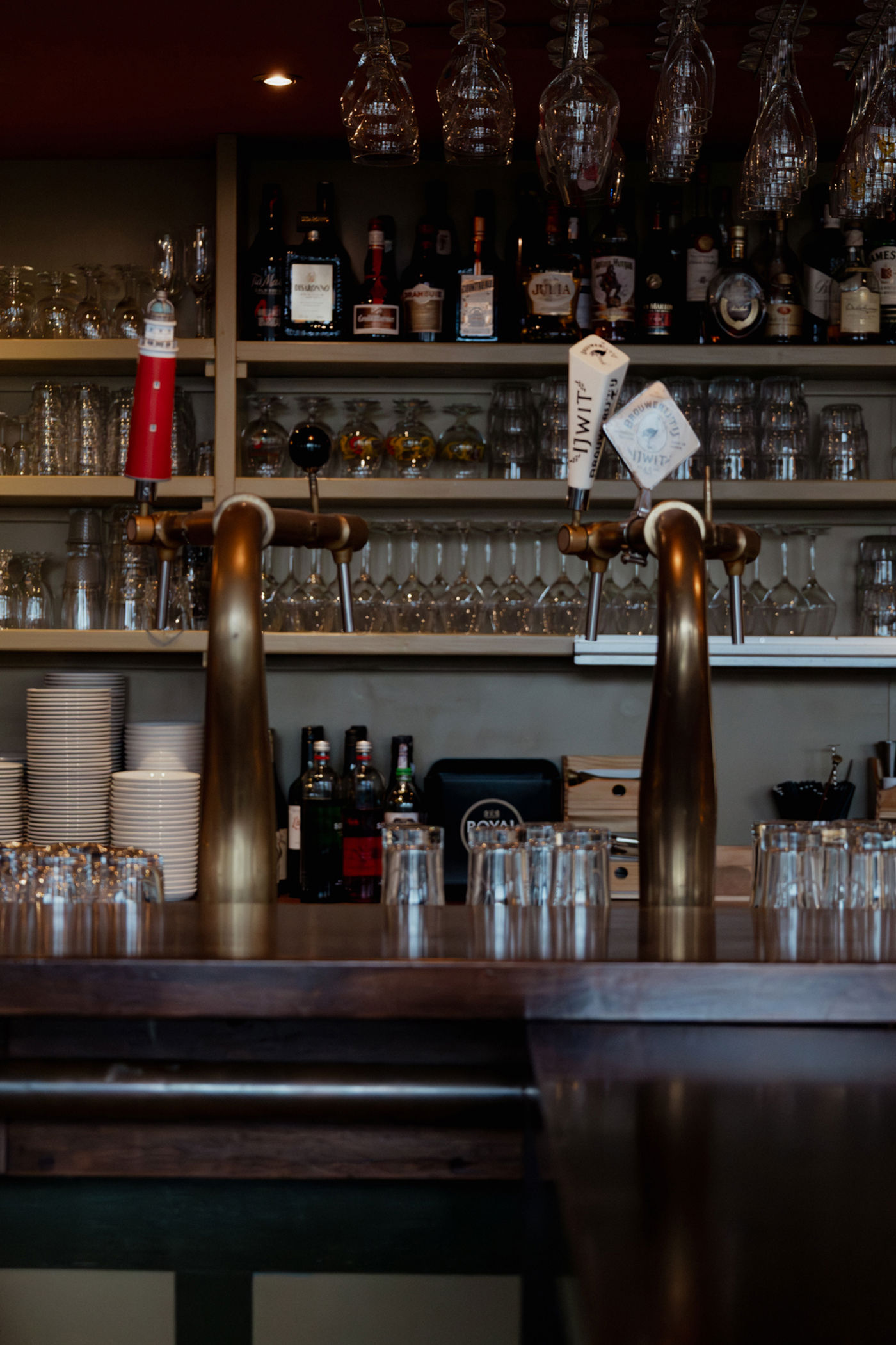 Restaurant interieur Les Deux Ponts biertap bij de bar