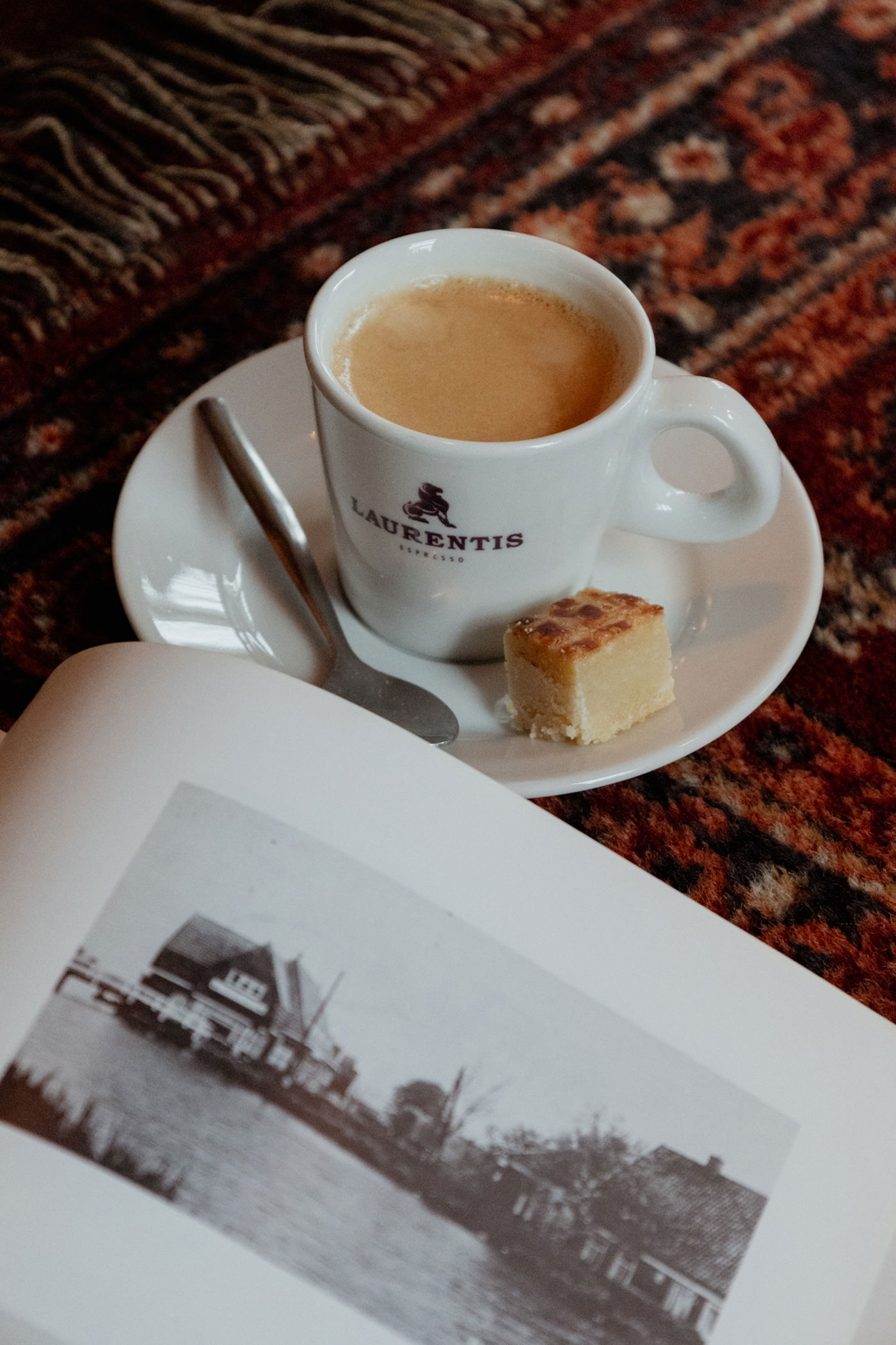 Restaurant interieur Les Deux Ponts kopje koffie met stukje boterkoek