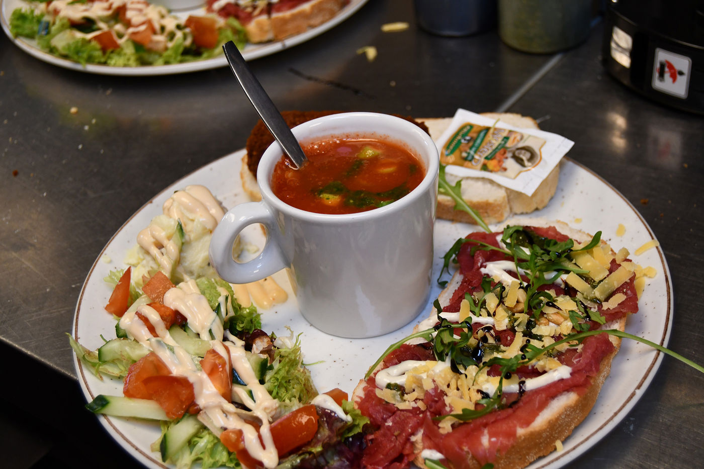 Les Deux Ponts soep met salade, kroket en belegd brood met carpaccio
