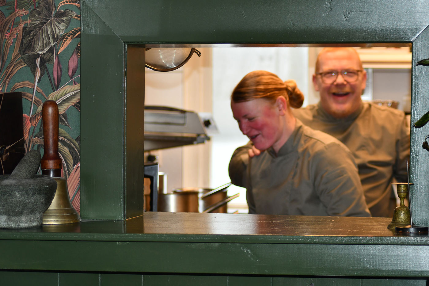 Les Deux Ponts koks lachend aan het werk Chef's Monday Special