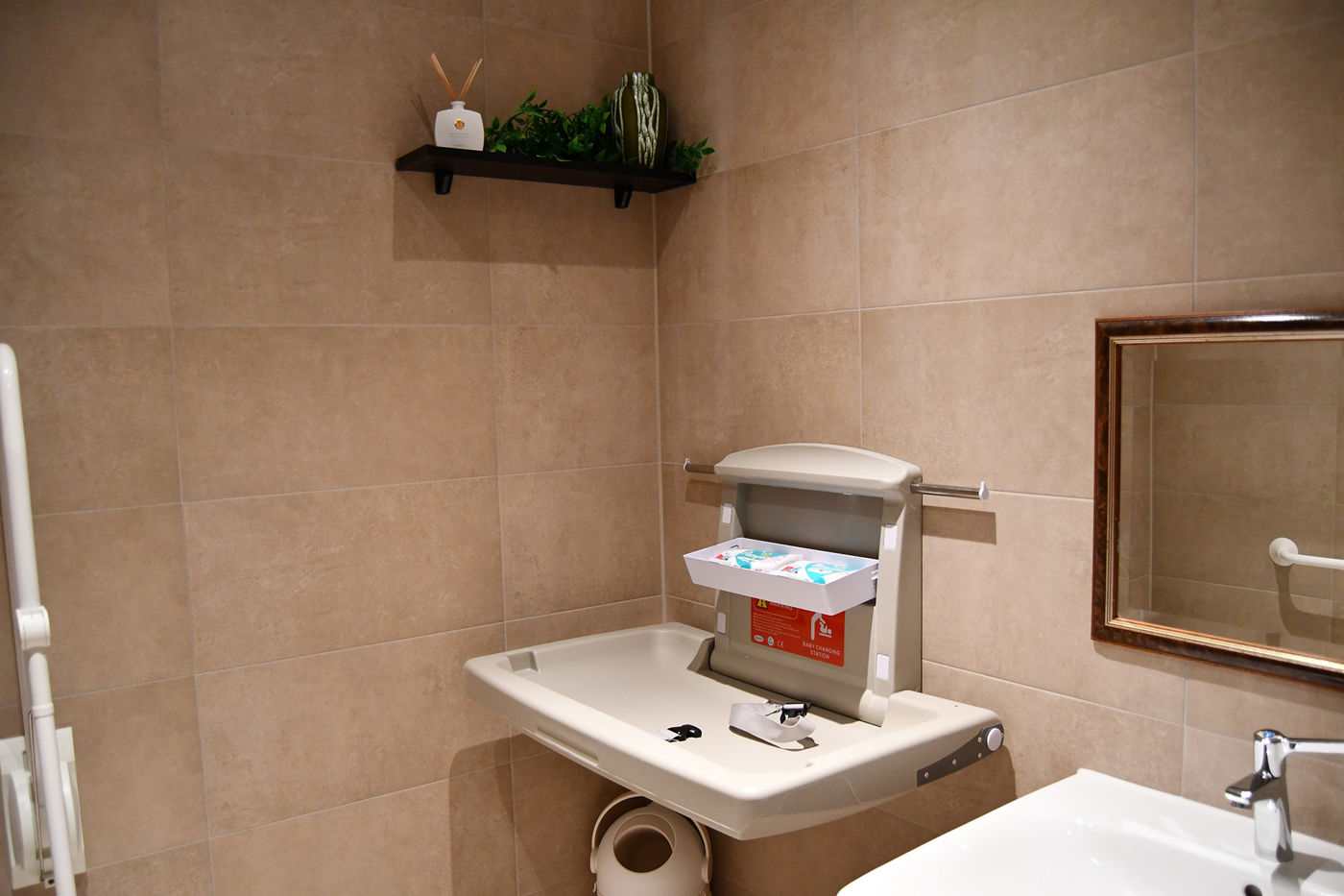 Verschoningsplek voor kinderen in het invalidentoilet met voorraad babydoekjes bij Les Deux Ponts Verschoningsplek voor kinderen in het invalidentoilet met voorraad babydoekjes bij Les Deux Ponts